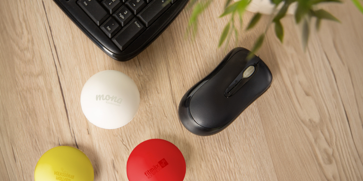 Roter, gelber und weißer Anti-Stressball mit Logo