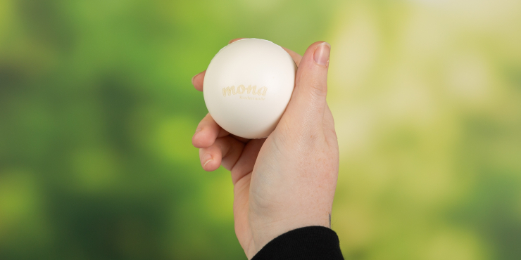 Weißer Anti-Stressball in einer Hand