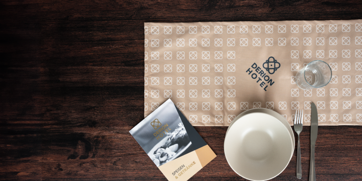 Polyester Tischläufer auf einem gedeckten Tisch