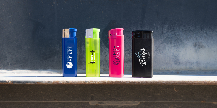 Klassische Elektro-Feuerzeuge stehen nebeneinander auf einem Tisch