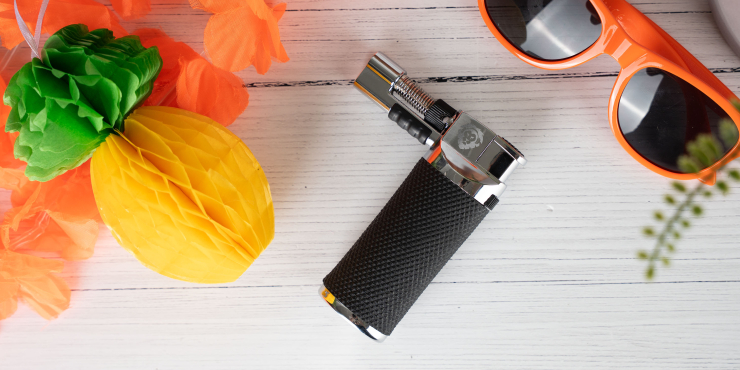 BBQ Jetflame Feuerzeug liegt neben diversen Party-Artikeln