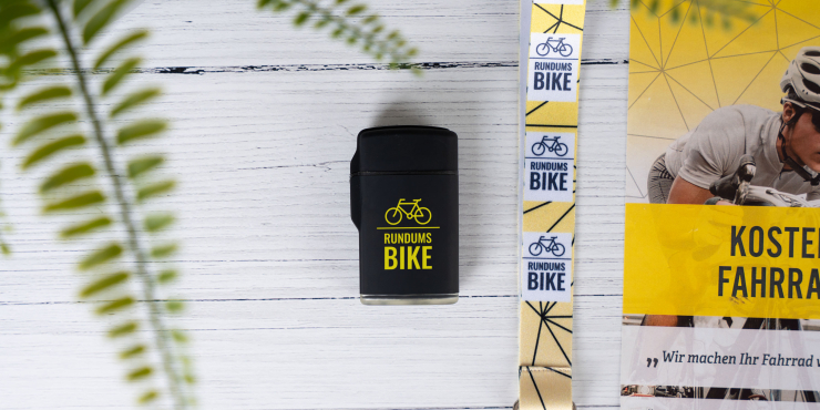 ZORR Rubber Jetflame Feuerzeug liegt neben diversen Werbeartikeln