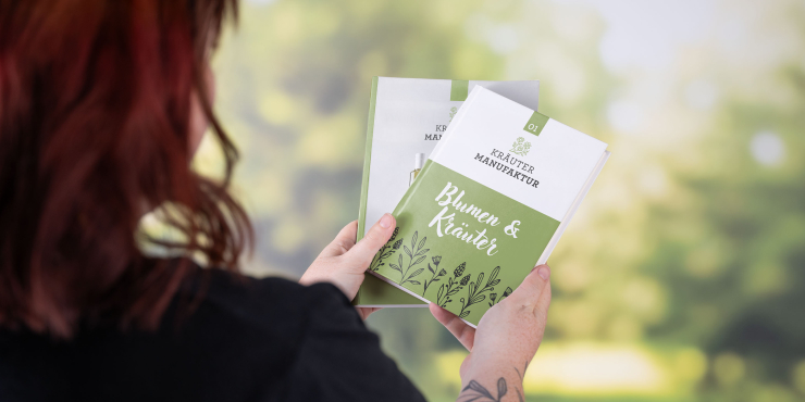 Frau hält Bestpreis-Bücher mit individuellem Design in der Hand