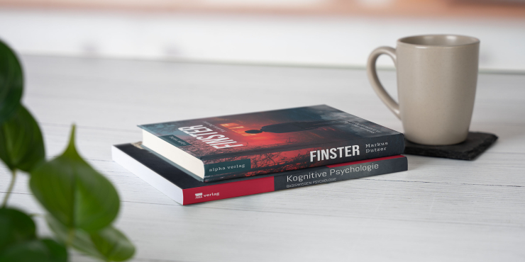 Bestpreis-Bücher mit personalisiertem Cover liegen auf einem Tisch, daneben steht ein Kaffeebecher und eine Pflanze
