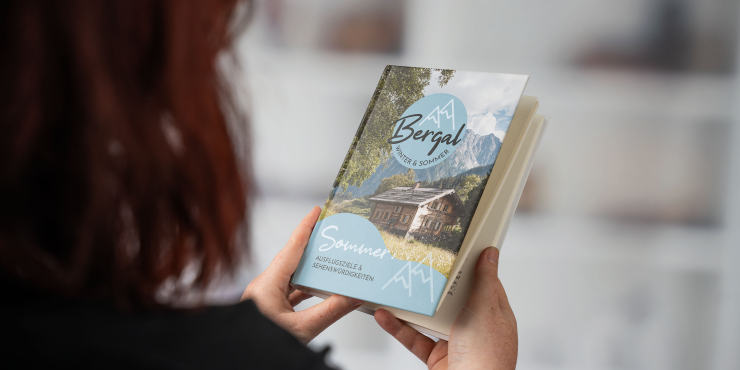 Bestpreis Hardcover-Buch mit Fadenheftung in der Hand haltend mit individuellem Cover