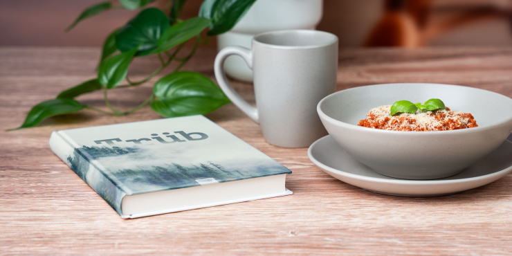 Bestpreis Hardcover-Buch mit Fadenheftung am Tisch liegend bedruckt mit personalisiertem Design