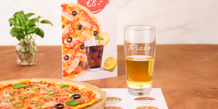 Bierglas auf einem Tisch mit Pizza