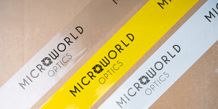 Diverse Klebebänder liegen auf einem Tisch