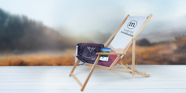 Liegestuhl mit Armlehne personalisiert mit Ihrem Design stehend auf einer Terrasse in der Natur