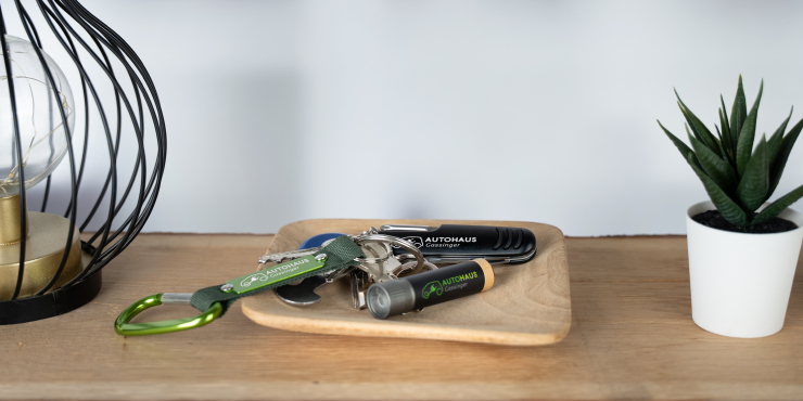 Ein Schlüsselbund mit individuellem Schlüsselanhänger liegt auf einer Ablage