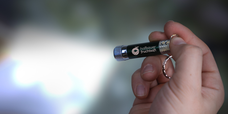 Eine Person leuchte mit einer Taschenlampe mit Schlüsselring