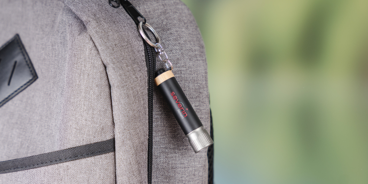 Eine Taschenlampe mit Druck hängt an einem Rucksack