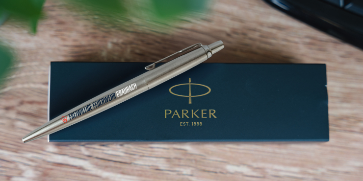 Der Parker Jotter Kugelschreiber mit Logo personalisiert liegt auf dem Parker Geschenketui