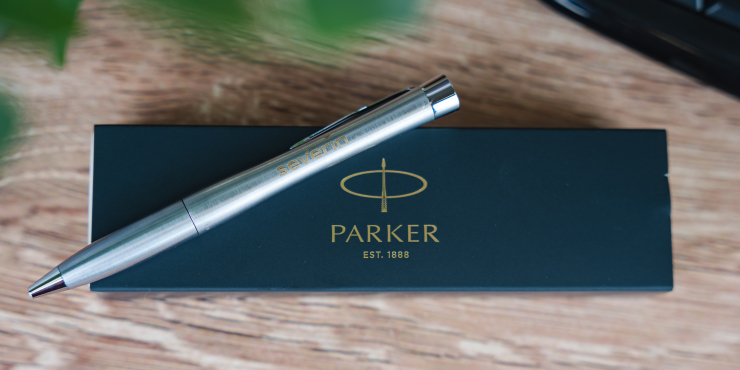 Ein personalisierter Parker Urban Classic Kugelschreiber liegt auf einem Parker Geschenketui