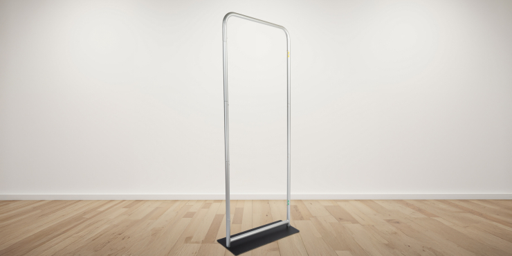 Leersystem der Premium Zipper Banner steht in einem Raum