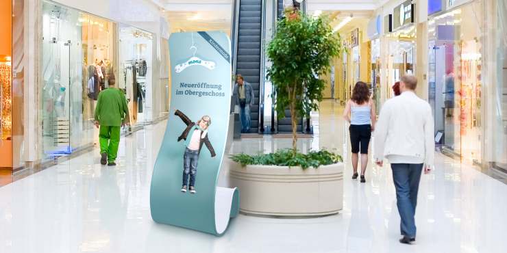 Zipper Banner Snake in einer Shopping Mall