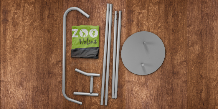 Alle Teile des Zipper Displays Triangle Komplettsystems liegen auf Holz