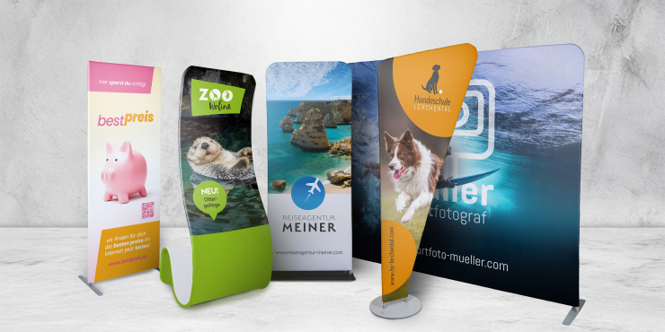 Verschiedene Modelle der bedruckten Zipper Display vor grauem Hintergrund