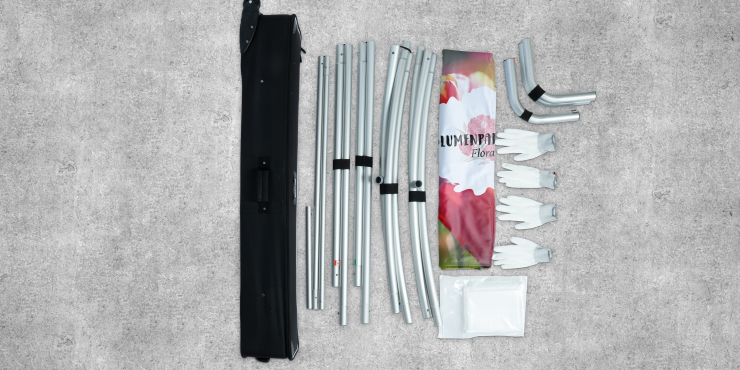 Alle Teile des Komplettsystems der Zipper Banner Wand Curved