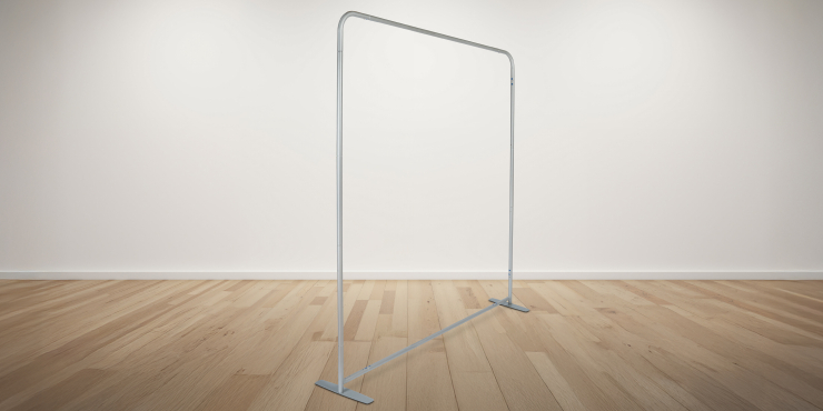 Leersystem der Zipper Banner Wand Straight steht in einem Raum