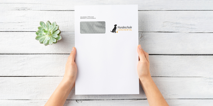 Weisses C4-Kuvert personalisiert auf weissem Hintergrund 