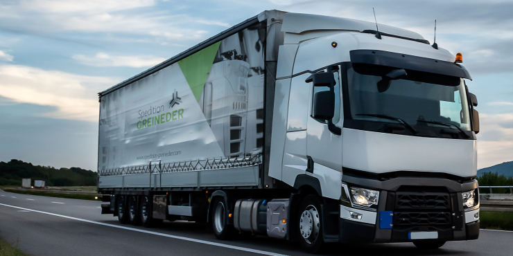 Bedruckte LKW-Plane auf einem Lastkraftwagen