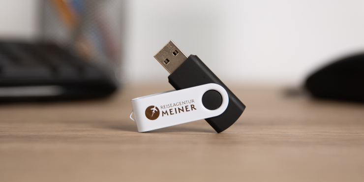 USB-Stick mit individuellem Design auf einem Tisch