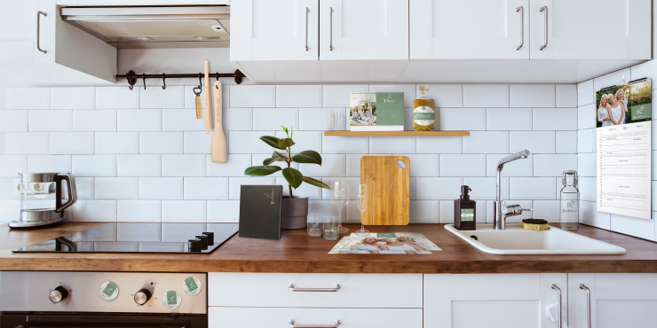 Eine helle Küche mit diversen Druckprodukten wie Schneidebretter, Küchenutensilien, Gläsern, Flaschen und Co.