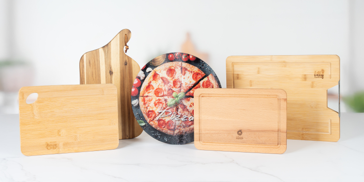 Viele Modelle der bedruck- oder gravierbaren Schneidebretter aus Holz und Glas