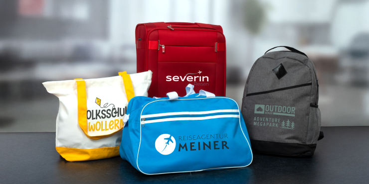 Diverse Taschen und Rucksäcke stehen nebeneinander