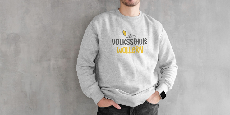 Mann trägt einen hellgrauen Fruit of the Loom-Sweater mit Aufdruck auf der Vorderseite