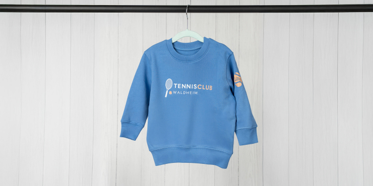 Blauer Stanley/Stella-Sweater mit Logo auf der Vorderseite und Design auf dem linken Ärmel für Kinder