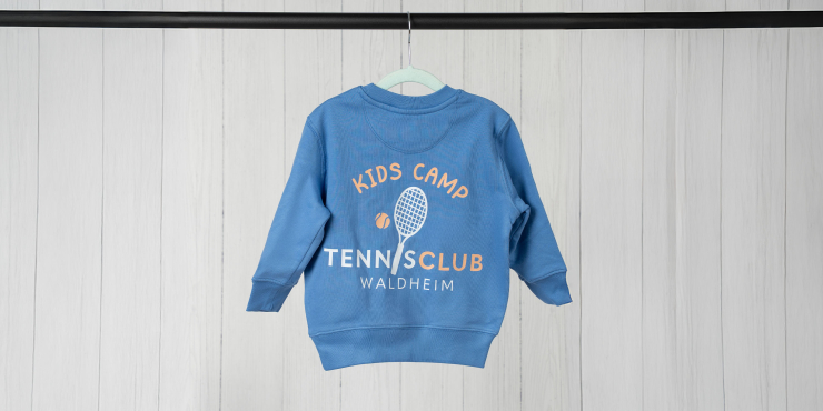 Blauer Stanley/Stella-Sweater mit Logo und Design auf der Rückseite aufgedruckt für Kinder