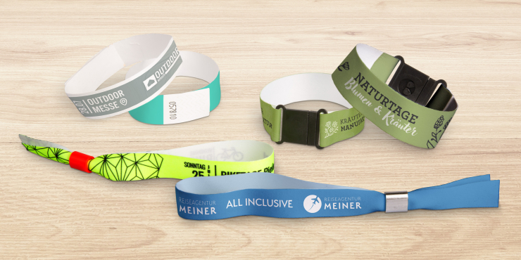 Verschiedene bedruckbare Einlassbänder leigen auf einen Tisch