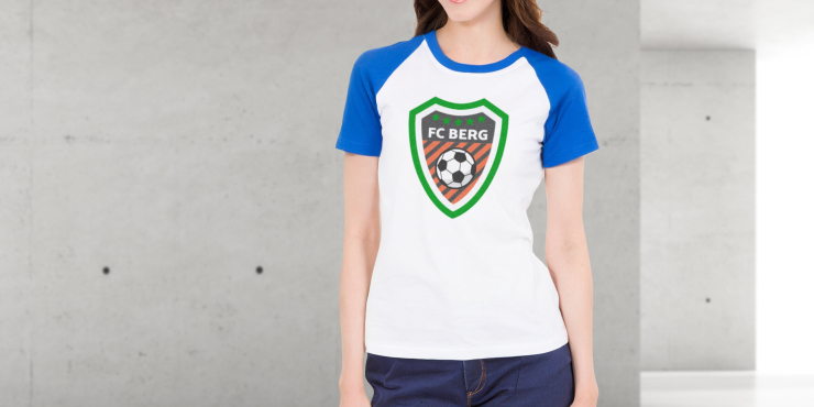 Individuell bedrucktes Baseball Shirt weiß und blau vor grauer Wand
