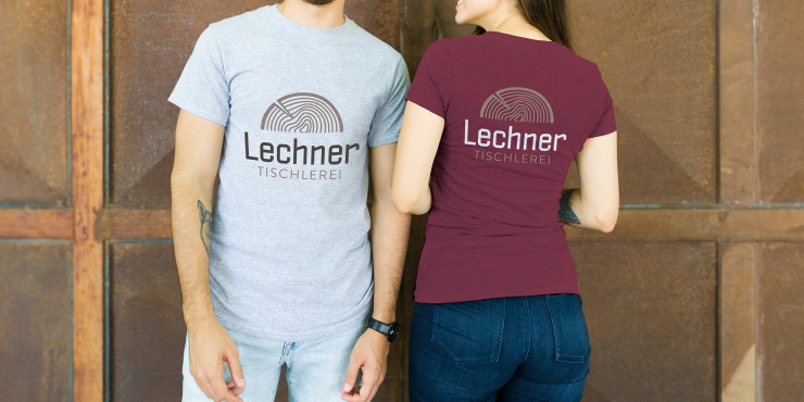 Zwei Personen tragen individuell bedruckte T-Shirts vor einer Wand