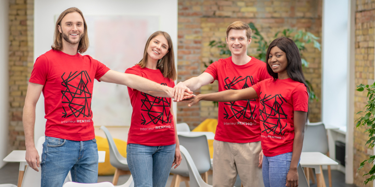 Teammitglieder tragen die gleichen roten basic T-Shirts mit dem gleichen Design