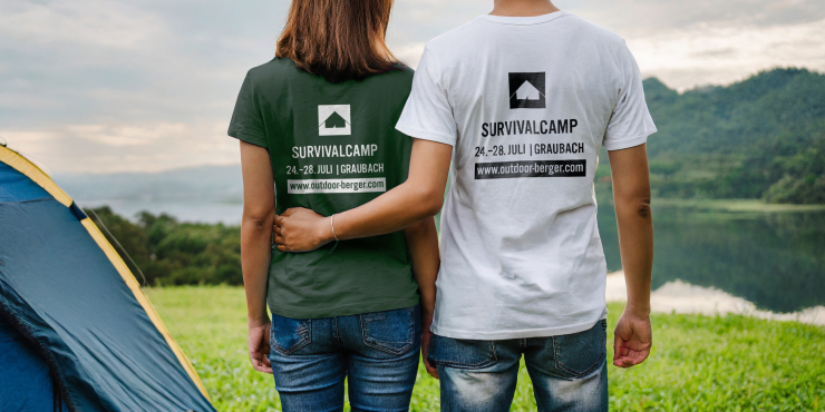 Pärchen mit Individuell bedruckten T-Shirts grün und grau beim campen