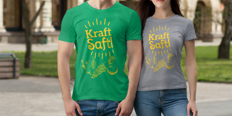 Zwei Personen tragen basic T-Shirts in unterschiedlichen Farben aber dem selben Druck