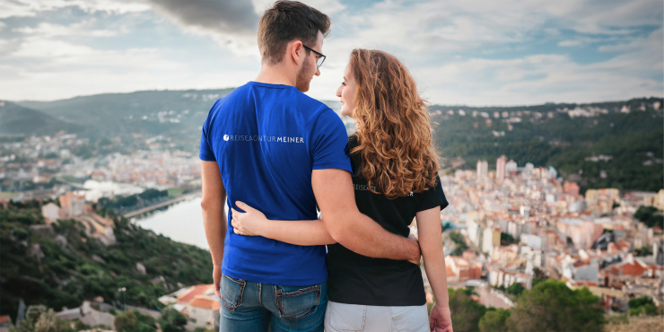 Zwei Personen tragen individuell bedruckte basic T-Shirts in unterschiedlichen Farben