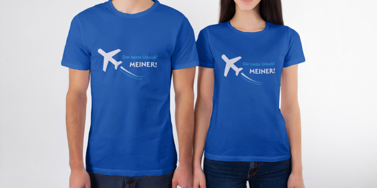 Zwei Personen tragen das gleiche T-Shirt mit demselben Logo