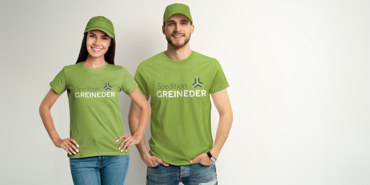 Ein Mann und eine Frau tragen mit dem Logo bedruckte organic kurzarm T-Shirts