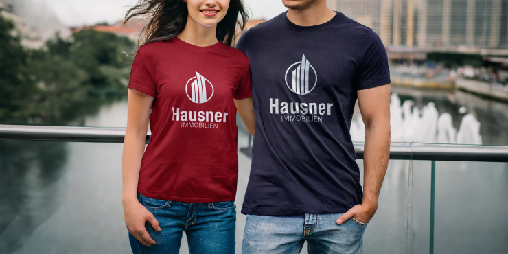 Zwei Personen tragen Rundhalsausschnitt-T-Shirt mit Logo