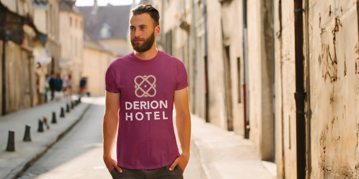 Junger Mann trägt organic kurzarm T-Shirt mit individuellem Druck