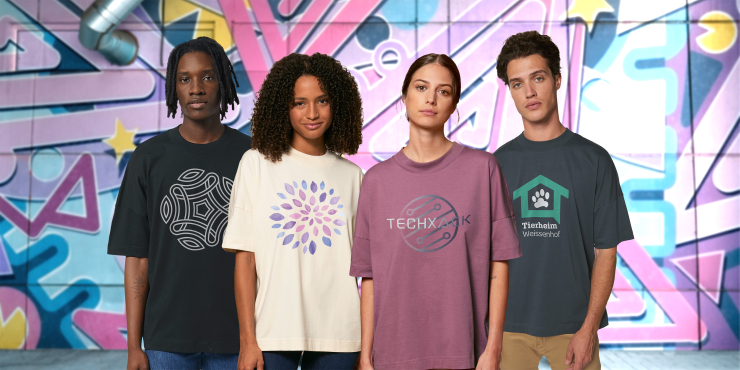 Eine Gruppe junger Erwachsener trägt unterschiedlich farbige T-Shirts mit dem gleichen Druck