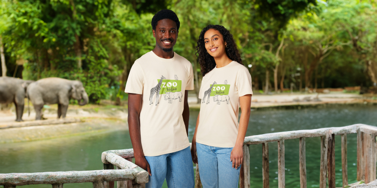 Zwei Personen tragen individuell bedruckte T-Shirts aus der organic Kollektion