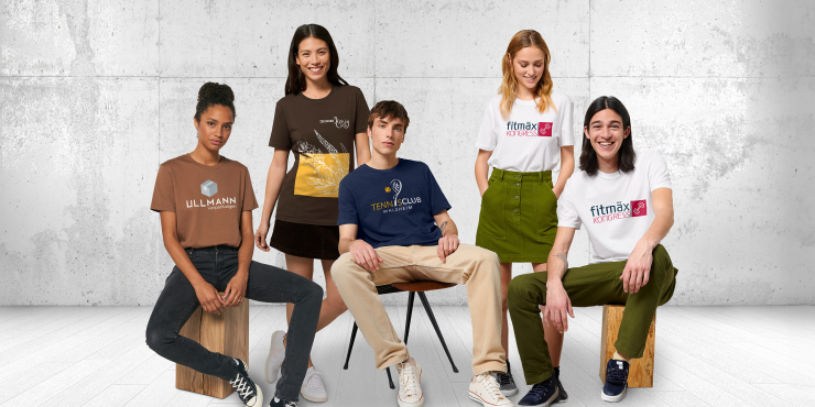 Gruppe von Menschen trägt individuell bedruckte organic T-Shirts mit kurzen Ärmeln