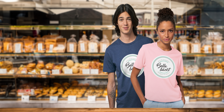 Zwei Mitarbeitende eines Lokals tragen organic T-Shirts mit dem Logo der Bäckerei