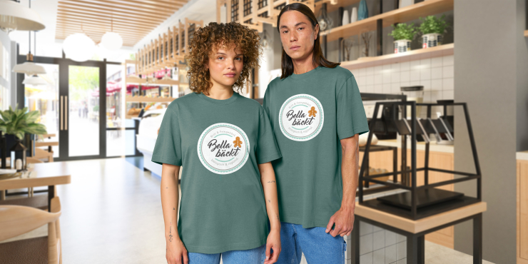 Zwei Mitarbeitende eines Lokals tragen organic T-Shirts mit dem Logo der Bäckerei