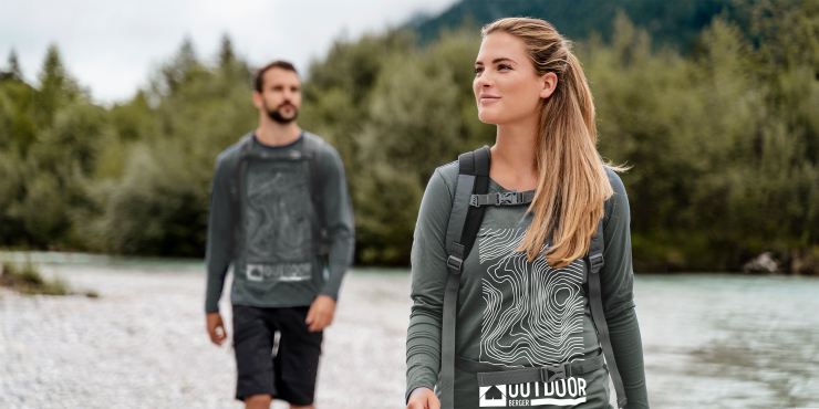 Zwei Personen tragen basic langarm T-Shirts mit dem selben Design